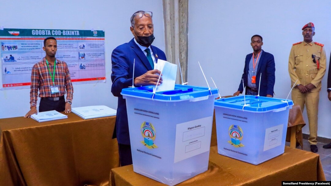 Madaxweyne Muuse Biixi oo codeynaya 