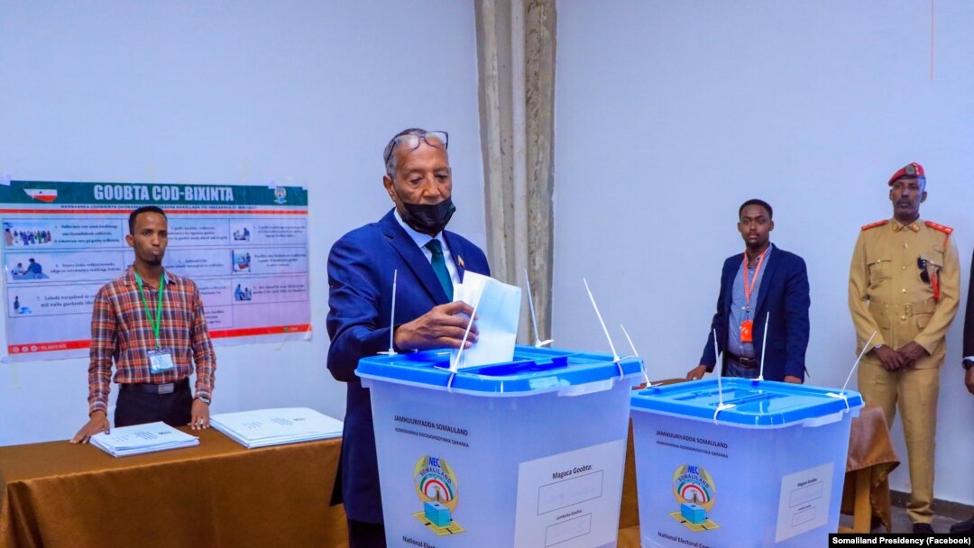 Madaxweyne Muuse Biixi oo codeynaya 