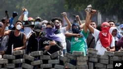 Para demonstran yang melakukan unjuk rasa di dekat University Politecnica de Nicaragua bentrok dengan pasukan keamanan di Managua, Nikaragua, Sabtu (21/4). 