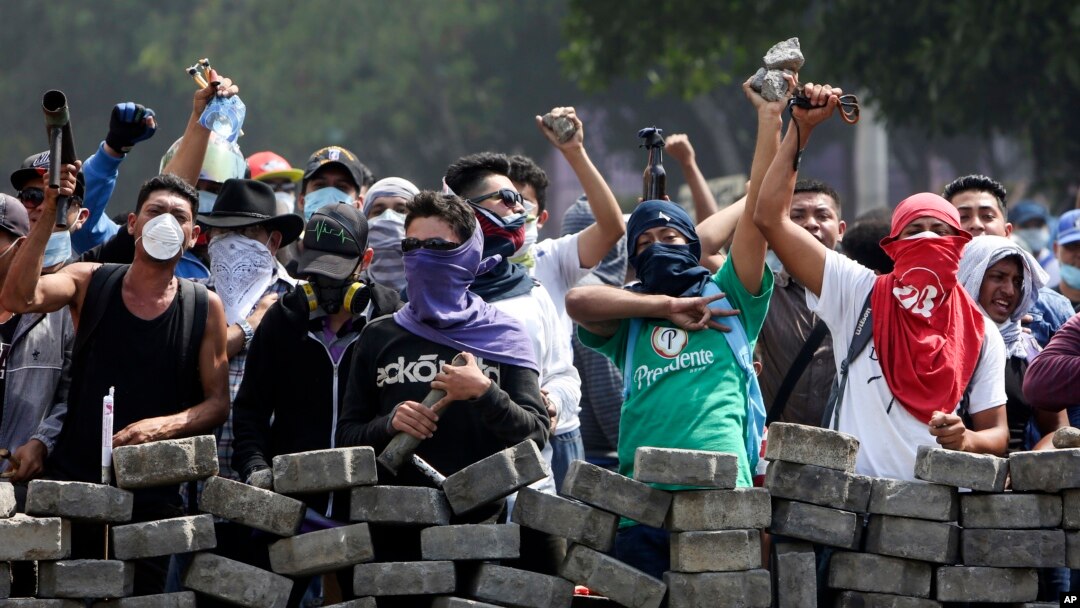 Para demonstran yang melakukan unjuk rasa di dekat University Politecnica de Nicaragua bentrok dengan pasukan keamanan di Managua, Nikaragua, Sabtu (21/4). 