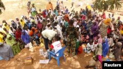 Des anciens prisonniers de Boko Haram attendent un traitement médical dans un camp près Mubi, au nord-est du Nigeria, le 29 octobre 2015. 