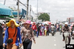 រូបឯកសារ៖ ក្រុមកម្មករ​ចេញ​ពី​រោងចក្រ​ពេល​ថ្ងៃត្រង់ ដើរ​ឆ្ពោះ​ទៅ​ផ្សារ​ក្បែរ​រោងចក្រ​ដើម្បី​សម្រាក​ និង​បរិភោគ​អាហារ​ថ្ងៃត្រង់​រយៈពេល​ប្រមាណ​មួយ​ម៉ោង នៅរាជធានីភ្នំពេញ ថ្ងៃទី៩ ខែតុលា ឆ្នាំ២០១៦។ (ខាន់ សុគុំមនោ/VOA)