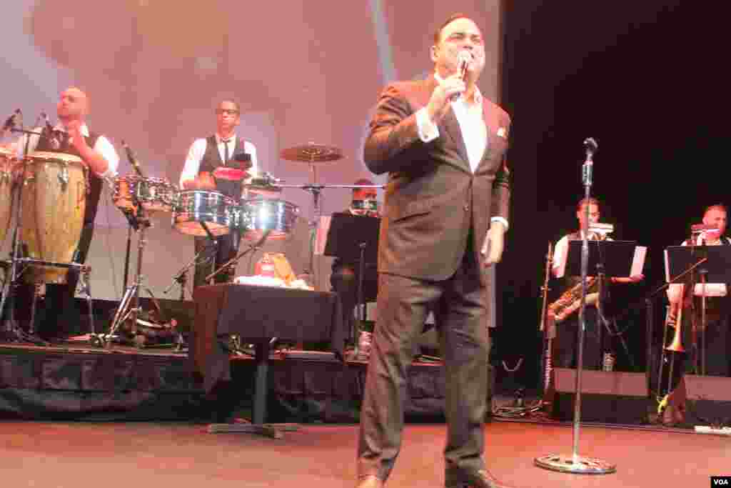 Conocido como el Caballero de la Salsa, Gilberto Santa Rosa no solo interpretó sus clásicos temas sino también algunos de su más reciente producción "Contraste".
