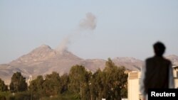 Khói bốc lên từ các doanh trại quân đội trong vùng núi Jabal al-Jumaima sau một vụ không kích gần thủ đô Sana'a 30/3/15