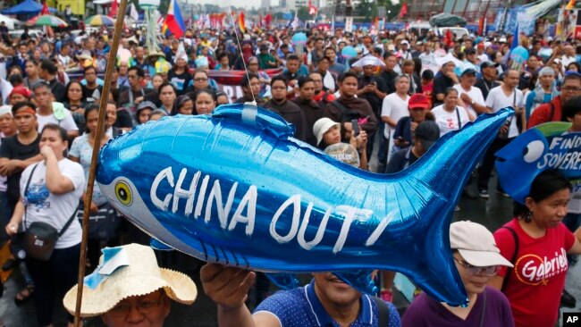 资料照：菲律宾民众在马尼拉抗议中国在南中国海的行径。 （2019年7月22日）