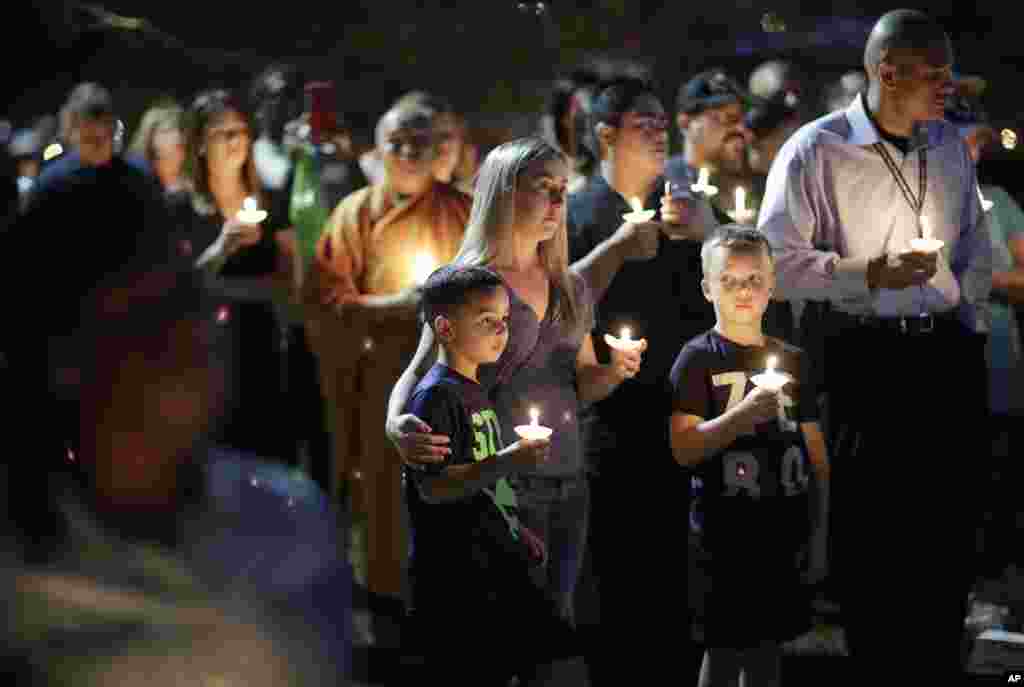 人们为死于抢手屠杀惨案的拉斯维加斯警察查尔斯顿&middot;哈特菲尔德（Charleston Hartfield）举行烛光纪念活动（2017年10月5日）