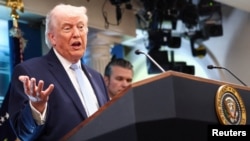 资料照片：唐纳德·特朗普总统在白宫新闻简报室举行的新闻发布会上发表讲话，战争部长皮特·海格塞斯站在他身旁。(2026年4月6日)