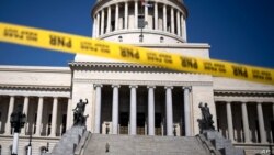 Una cinta de precaución bloquea la calle en la entrada del edificio del Capitolio Nacional en La Habana, Cuba, dos días después de las manifestaciones del 11 de julio de 2021.