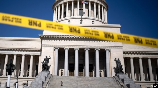 Una cinta de precaución bloquea la calle en la entrada del edificio del Capitolio Nacional en La Habana, Cuba, dos días después de las manifestaciones del 11 de julio de 2021.