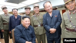 金正恩观看朝鲜8月10日的导弹试射（朝中社8月11日刊登）。