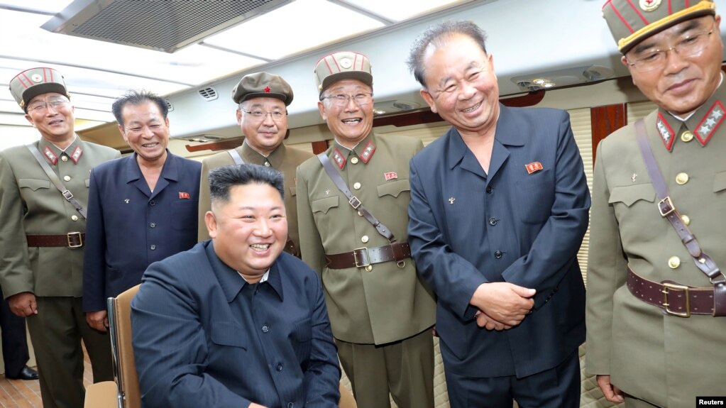 朝鲜领导人金正恩观看新武器试射。（朝中社2019年8月11日发布）