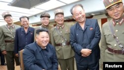 朝鲜领导人金正恩观看新武器试射。（朝中社2019年8月11日发布）