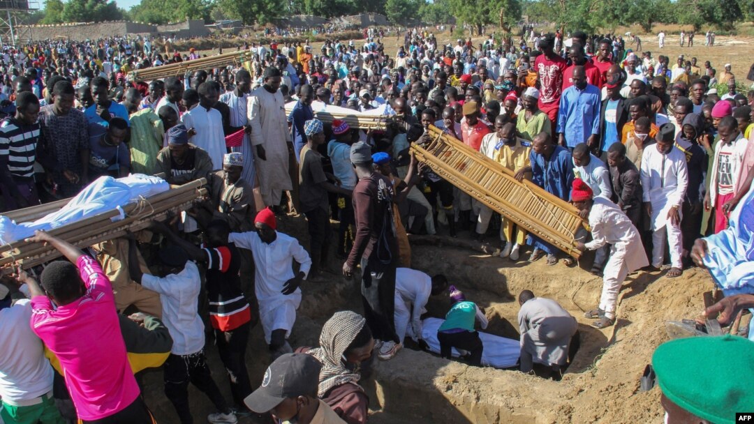 Warga memakamkan 43 petani yang tewas dalam serangan militan, di Zabarmari, Maiduguri, Nigeria, Sabtu (28/11). 