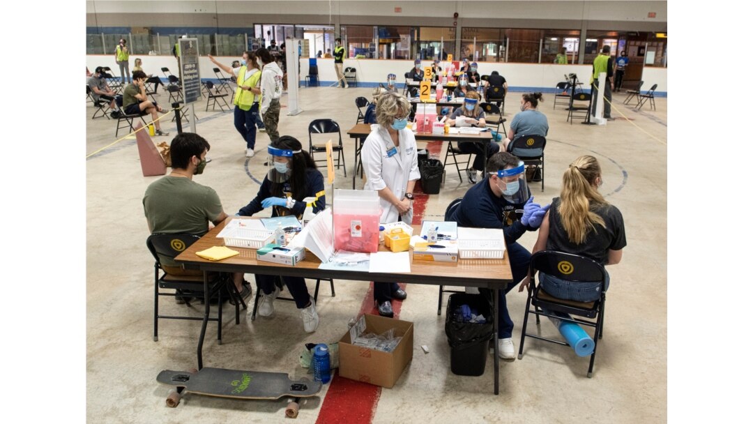 Mahasiswa Kent State University mendapatkan vaksinasi COVID-19 di Kent, Ohio, Kamis, 8 April 2021. (Foto: AP)