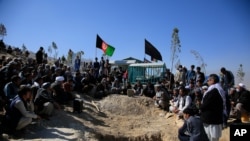 24일 토요일 아프가니스탄에서 발생한 테러로 90여 명의 사상자가 발생한 가운데, 희생자 시신을 매장하고 있다. 