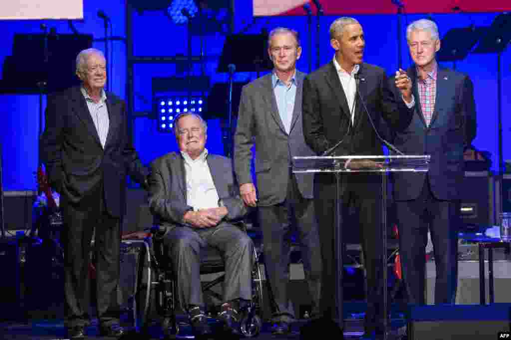 De gauche à droite : Jimmy Carter, George H. W. Bush, George W. Bush, Barack Obama and Bill Clinton lors du concert de charité à College Station, Texas, le 21 octobre 2017.