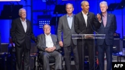 De gauche à droite : Jimmy Carter, George H. W. Bush, George W. Bush, Barack Obama and Bill Clinton lors du concert de charité à College Station, Texas, le 21 octobre 2017.