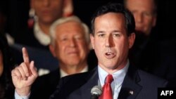 Santorum fitues në tre shtete