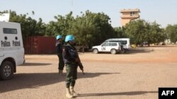 Des soldats de l'ONU près de l'aéroport de Tombouctou, le 4 février 2016.