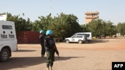 Des soldats de l'ONU près de l'aéroport de Tombouctou, le 4 février 2016.