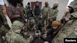 叙利亚反政府军人员在烤火（2017年1月14日）
