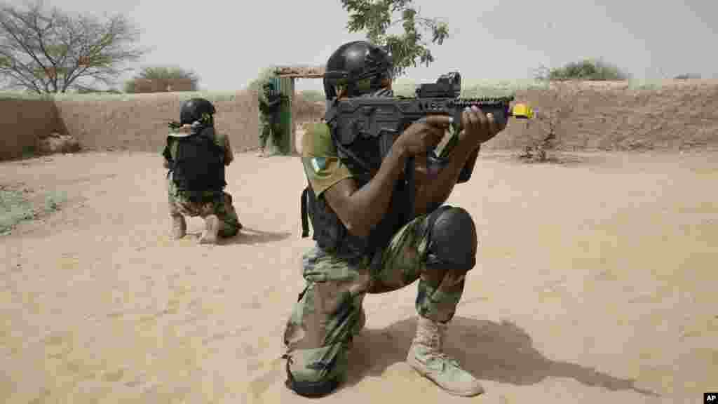 Sous la supervision d&#39;un membre des forces spéciales américaines, à droite, des unités spéciales nigérianes participent à un exercice de libération d&#39;otages &quot;Flintlock&quot;, à Mao, le Tchad, samedi 7 Mars 2015.