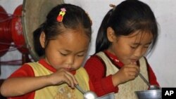 WFP 제공 음식을 먹는 북한 어린이 (자료사진)