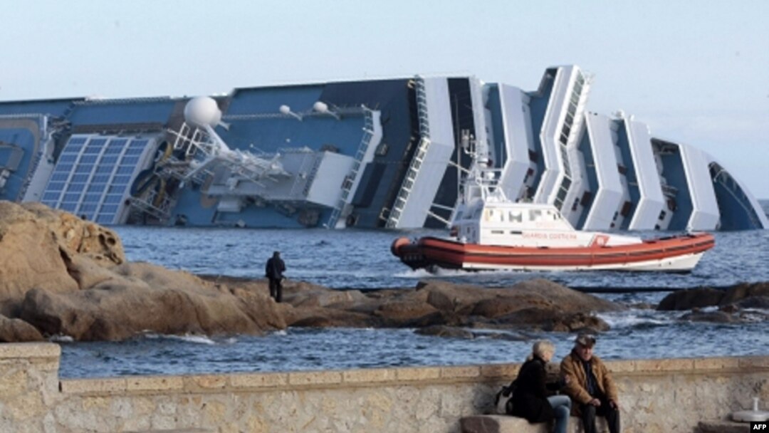 Chiếc tàu bị lâm nạn Costa Concordia nằm ngoài khơi nước Ý