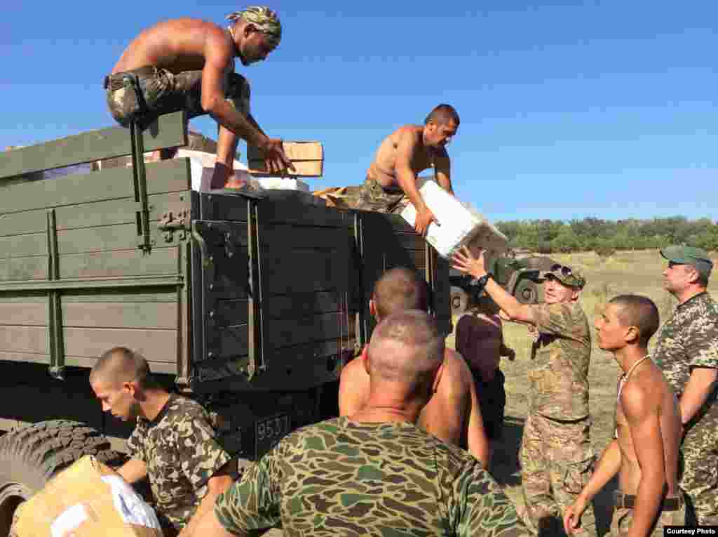 Поміч бійцям від активістів.