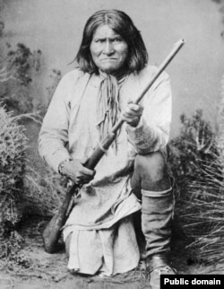 Geronimo, Chiricahua Apache leader, posing for photographer Frank A. Rinehart in1898.