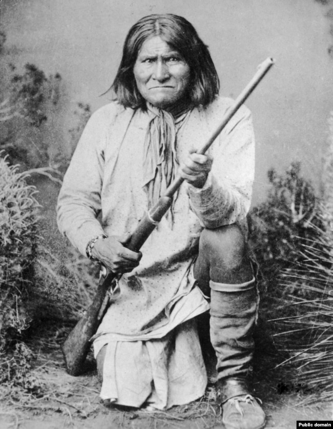 Geronimo, Chiricahua Apache leader, posing for photographer Frank A. Rinehart in1898.