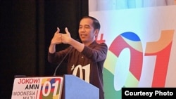 Presiden Joko Widodo memberikan arahan pada tim kampanye nasional dan daerah yang hadir di Surabaya, Minggu (28/10). (Courtesy: Agus Suparto)