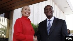 Sekretè deta ameriken an, Hillary Clinton, twouve l nan Afrik de Lwès kote lap vizite, antwòt, peyi Kot Divwa kote li rankontre ak prezidan ivwaryen an, Alassane Ouattara