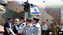 Le Premier ministre israélien Benjamin Netanyahu arrive en Ouganda, pour le 40e anniversaire d'Entebbe, avant de continuer sa route vers le Kenya, le 4 juillet 2016.