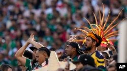 Aficionados ven la primera mitad de un partido de fútbol de la Copa Oro de CONCACAF entre México y Qatar el domingo 2 de julio de 2023 en Santa Clara, EEUU.