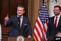 Pete Hegseth berbicara setelah diambil sumpah sebagai Menteri Pertahanan AS yang baru oleh Wakil Presiden JD Vance di Gedung Kantor Eksekutif Eisenhower di Gedung Putih di Washington, DC, 25 Januari 2025. (Foto: AFP)