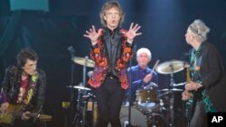 Dari kiri, Ronnie Wood, Mick Jagger, Charlie Watts dan Keith Richards dari band Rolling Stones tampil di tur 'No Filter' Europe 2017 di U Arena, Nanterre, Perancis, 22 Oktober 2017. 