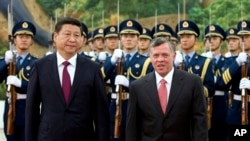 Presiden Cina Xi Jinping mendampingi Raja Yordania Abdullah II (kanan), seusai memeriksa barisan kehormatan dalam upacara penyambutan tamu negara di Balai Agung Rakyat di Beijing, Rabu (18/9).