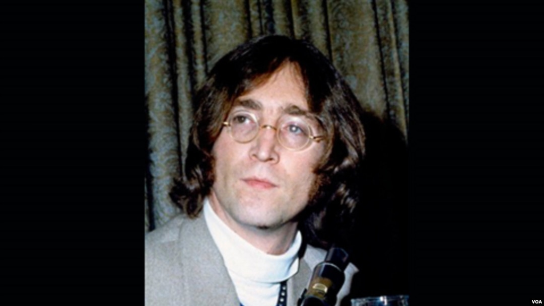 Dalam foto yang diambil pada tanggal 13 Mei 1968 ini, John Lennon tampil di sebuah jumpa pers di Hotel Americana di New York.