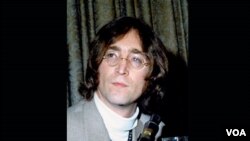 Dalam foto yang diambil pada tanggal 13 Mei 1968 ini, John Lennon tampil di sebuah jumpa pers di Hotel Americana di New York.