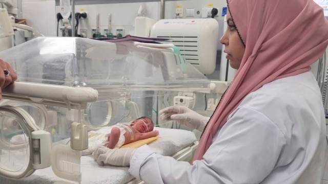 ཨི་སི་རིལ་གྱི་གཏོར་རྒོལ་འོག་སྲོག་སྐྱོན་བྱུང་བའི་་སྐྱེ་མའི་མངལ་ནས་ཕྲུ་གུ་སྲོག་སྐྱོབ་ཐུབ་པ། - སྤྱི་ཟླ་བཞི་པ། ༢༢, ༢༠༢༤ ཨི་སི་རིལ་གྱི་གཏོར་རྒོལ་འོག་སྲོག་སྐྱོན་བྱུང་བའི་་སྐྱེ་མའི་མངལ་ནས་ཕྲུ་གུ་སྲོག་སྐྱོབ་ཐུབ་པ། - སྤྱི་ཟླ་བཞི་པ། ༢༢, ༢༠༢༤