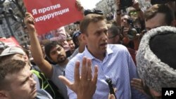 Alexei Navalny (centro) na Praça Pushkinskaya.