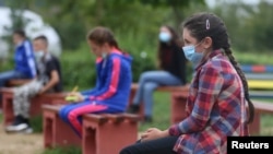 Para siswa di sekolah dasar di Kacuni belajar di luar ruangan di tengah pandemi Covid-19 di Kacuni, Bosnia dan Herzegovina, 8 September 2020. REUTERS/Dado Ruvic