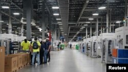 Radnici u fabrici solarnih panela u Daltonu u Džordžiji, 2. marta 2023.