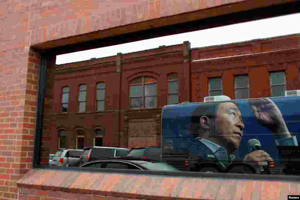 اس وقت ڈیموکریٹس کے 12 امیدوار میدان میں ہیں۔ ان میں نو مرد اور تین خواتین ہیں جو آج کاکس مقابلے میں شریک ہوں گے۔ ڈیموکریٹ پارٹی کے ارکان آئندہ چند ماہ کے دوران تمام ریاستوں میں کاکس اور پرائمری کے ذریعے ان میں سے کسی ایک کو حتمی امیدوار منتخب کریں گے جو نومبر 2020 کے صدارتی انتخاب میں صدر ڈونلڈ ٹرمپ کا مقابلہ کرے گا۔ 