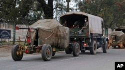 行駛在阿克諾奧爾公路上的印軍砲兵車。 (2019年2月27日)