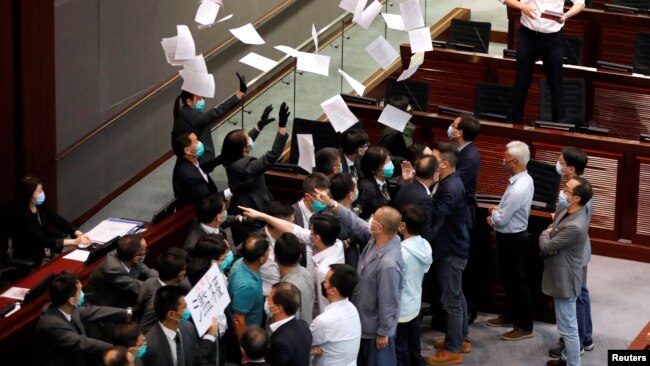 香港立法会内委会5月18日主席选举会场一片混乱。