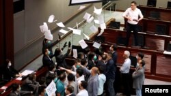 Legislator pan-demokrasi Lam Cheuk-ting merobek kertas Aturan Prosedur saat berlangsungnya pertemuan Komite Dewan Legislatif, di Hong Kong, 18 Mei 2020. (REUTERS / Tyrone Siu)