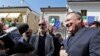 El secretario de Estado norteamericano Mike Pompeo, derecha, conversa con residentes en su visita al hogar de sus ancestros, en Pacentro, Italia, el jueves 3 de octubre de 2019. (AP Foto/Andrew Medichini)