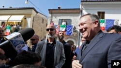 El secretario de Estado norteamericano Mike Pompeo, derecha, conversa con residentes en su visita al hogar de sus ancestros, en Pacentro, Italia, el jueves 3 de octubre de 2019. (AP Foto/Andrew Medichini)